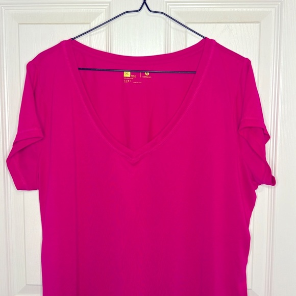 NWOT Woman’s Xersion Short Sleeve Tee - Picture 2 of 3
